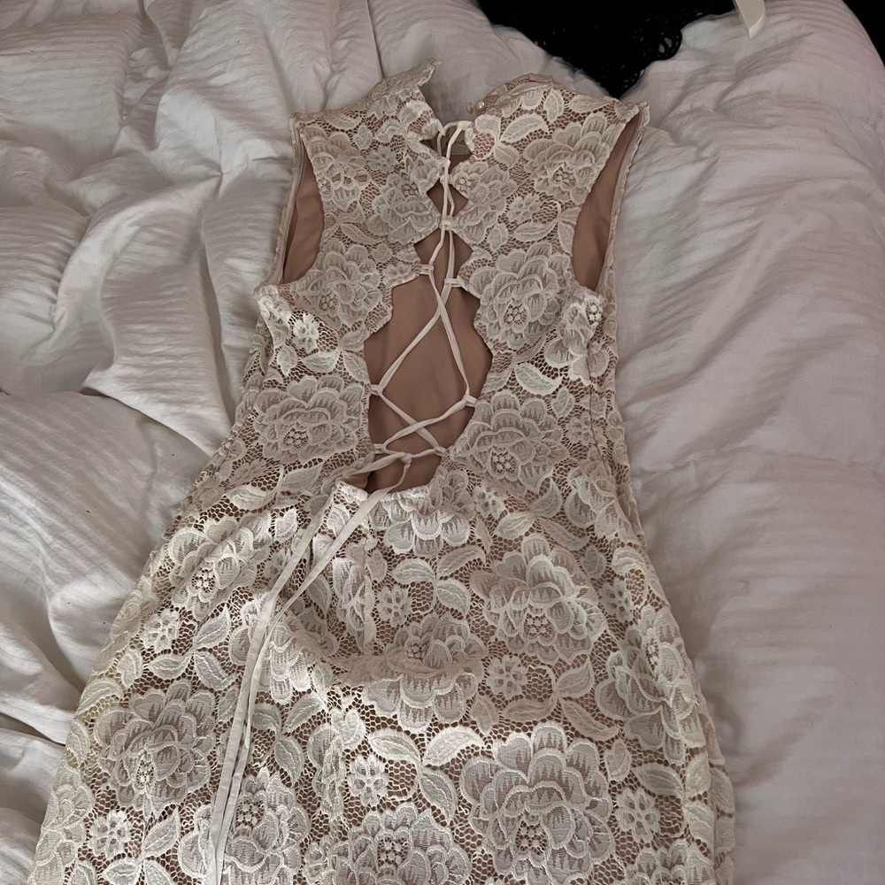Beige cream dress fits a 6 or an 8